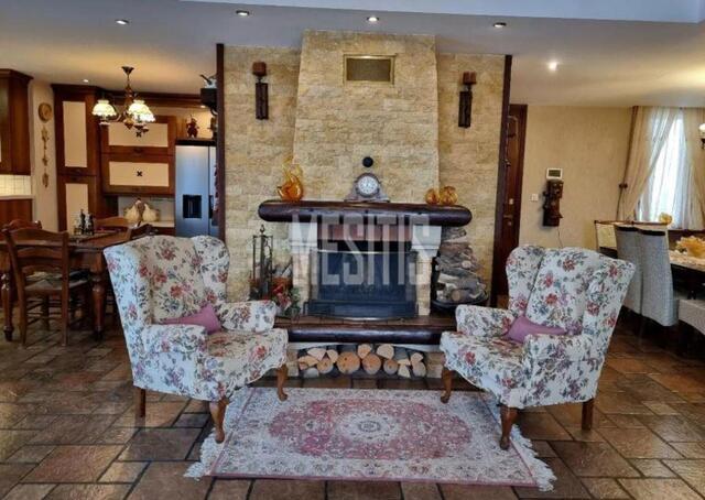 apartment-a06eb4ab-169f-4b4c-bf13-4f6097afcb13_Wtr.jpg