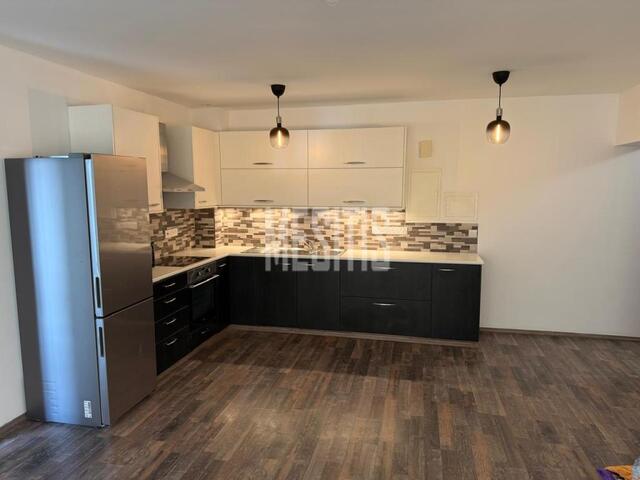 apartment-9834343b-0be7-4459-a229-1e6bd04602c1_Wtr.jpg
