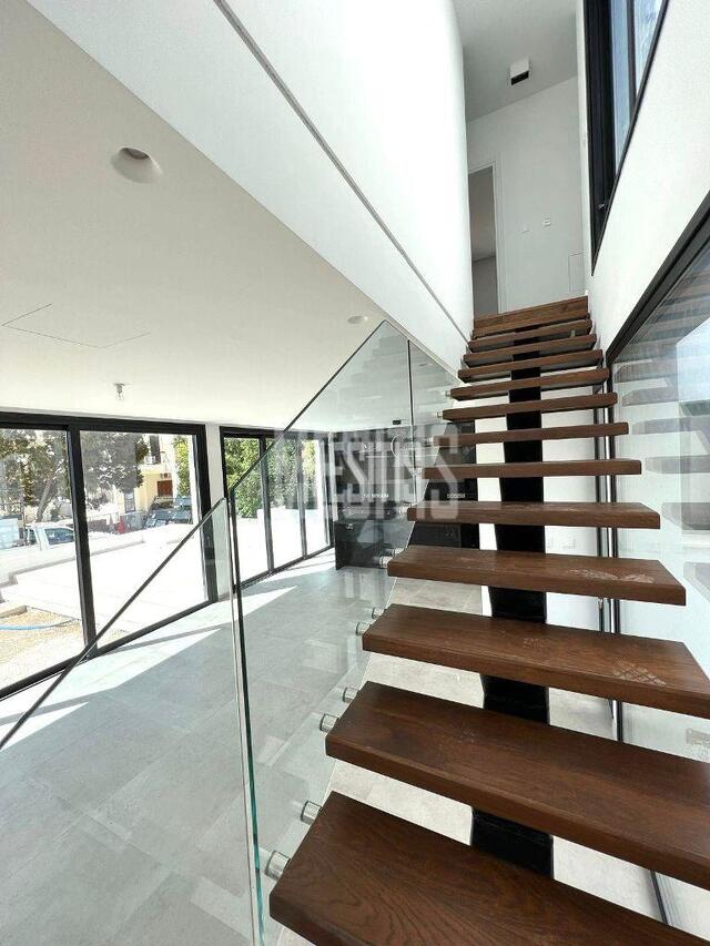 detachedHouse-d756a05c-4676-45b6-9be8-b5f94af00b24_Wtr.jpg
