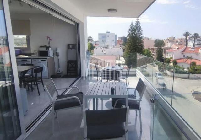 apartment-034ef9a5-9879-49a2-81e1-38900641b589_Wtr.jpg