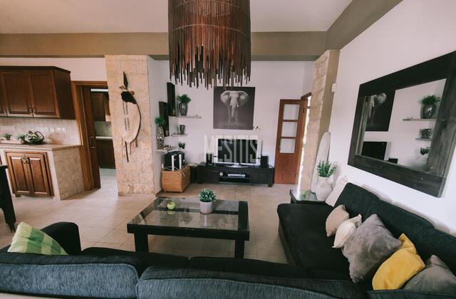 detachedHouse-b6fe65fa-66f5-4e89-8cde-38e81c2344d3_Wtr.jpg