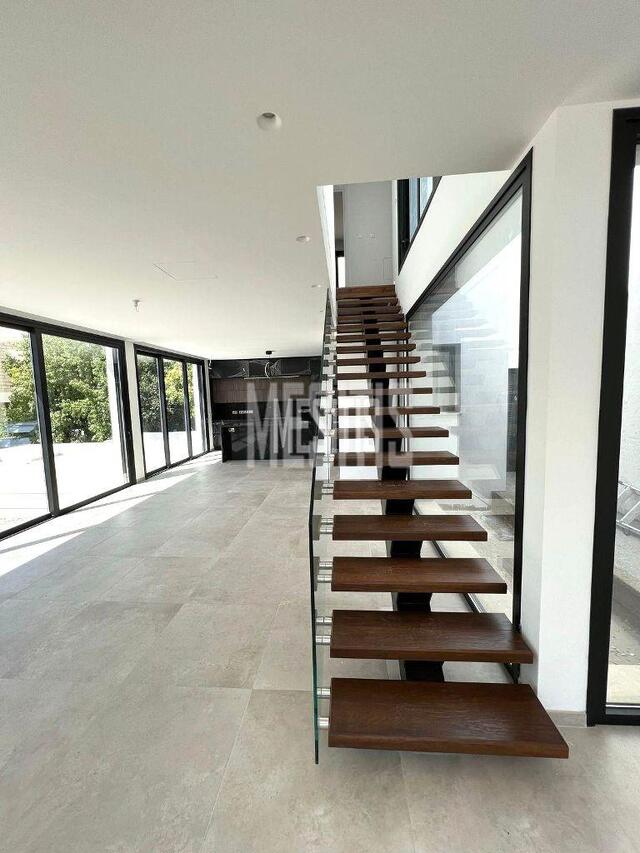 detachedHouse-8effd3f0-7462-43d5-b713-0396835d8f83_Wtr.jpg