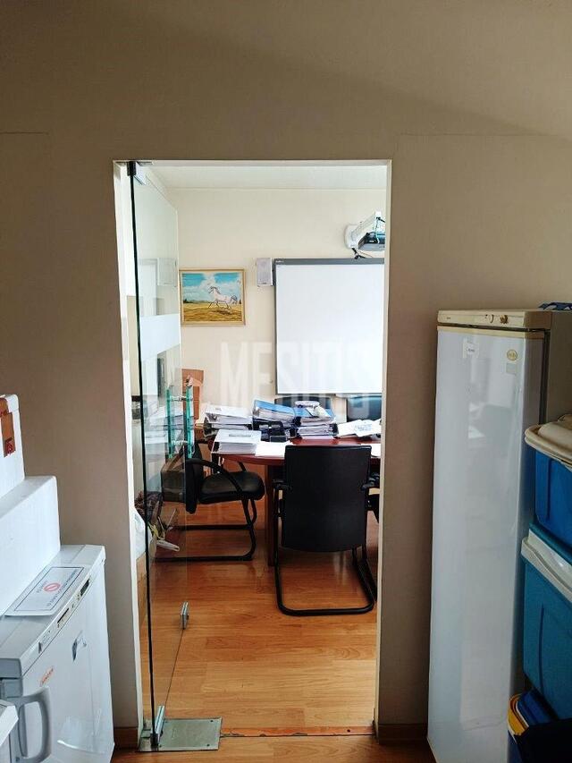 office-fe8966d7-ba8e-4cfb-a103-3b39b3abd3e1_Wtr.jpeg
