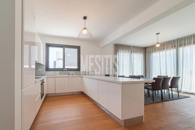 apartment-7f1a7421-cb6d-4de0-8e69-1243cdd9b6f0_Wtr.jpeg