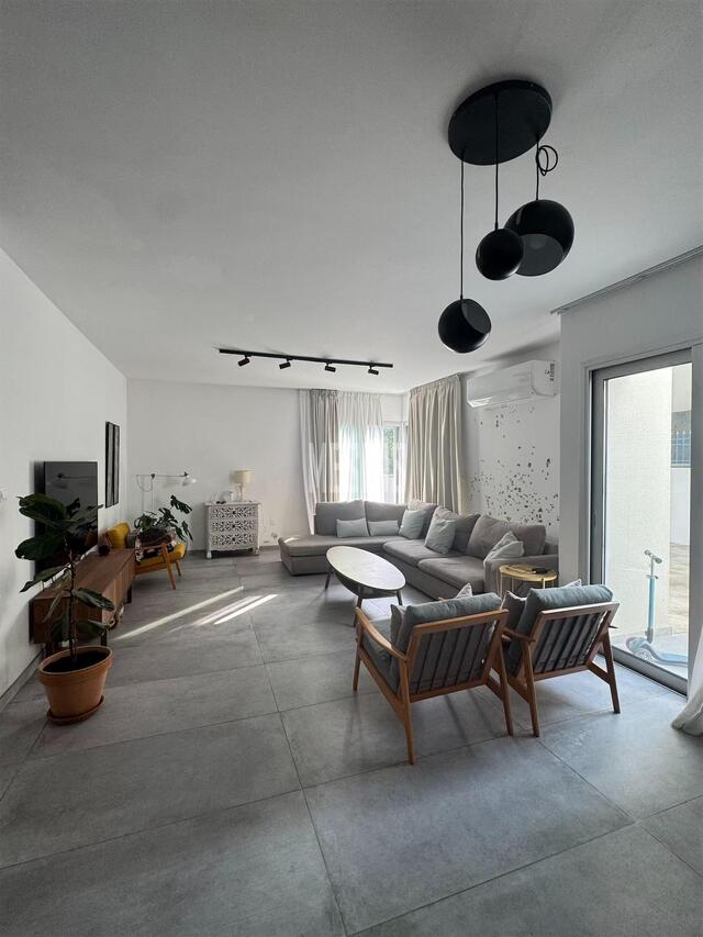 detachedHouse-2be4ea4c-a963-41c7-82cb-7379d5bcc6ee_Wtr.jpg