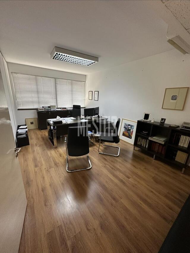 office-d69cf93b-cc28-4765-8198-be9915bf8113_Wtr.jpg