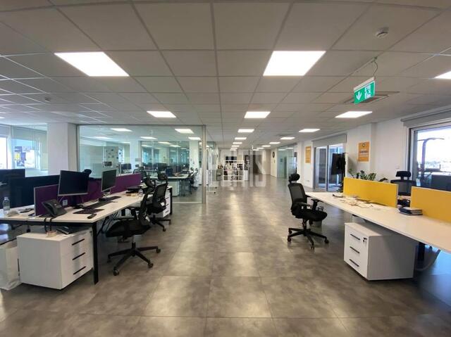 office-5a193963-da15-46ce-b45f-f6eb806f1d89_Wtr.jpg