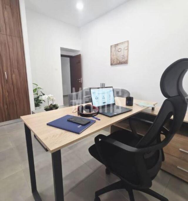 office-d9763e66-9e63-4056-b281-29c30a9be7e6_Wtr.jpg