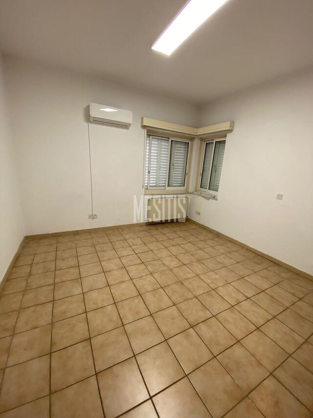 office-a2bad8ab-644d-4ce9-a6ff-68cfc4420c71_Wtr.jpg