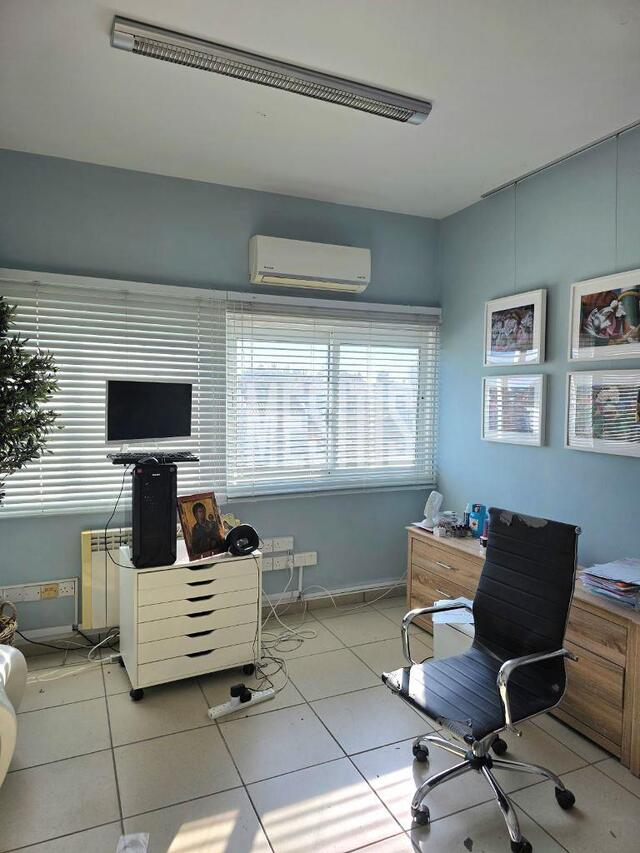 office-b16fc358-8cbc-47bd-9b30-efea06ad587f_Wtr.jpg