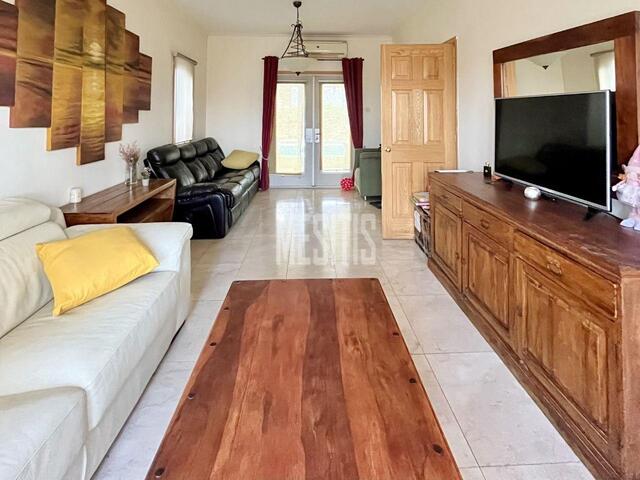 detachedHouse-6dbbc2f2-8611-41b1-86aa-857a28976b1c_Wtr.jpg