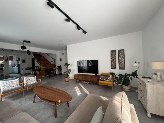 detachedHouse-625ec4aa-fc00-43fd-a73e-d168680446f8_Wtr.jpg