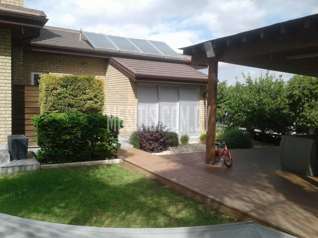 detachedHouse-4278c07a-45ba-4dcc-b7a6-c3226adc2df1_Wtr.jpeg