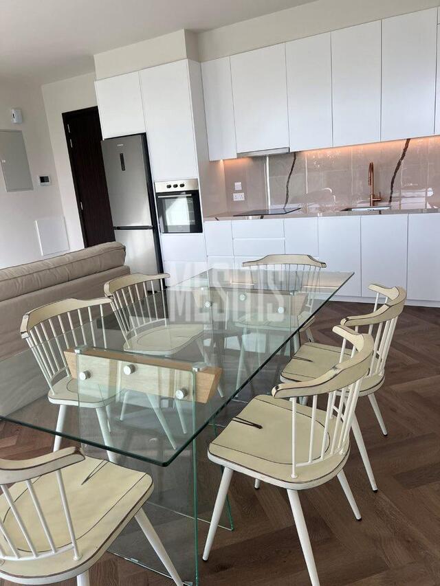 apartment-104ca56e-618a-49e5-86b3-b2ba3a3ccb55_Wtr.jpg