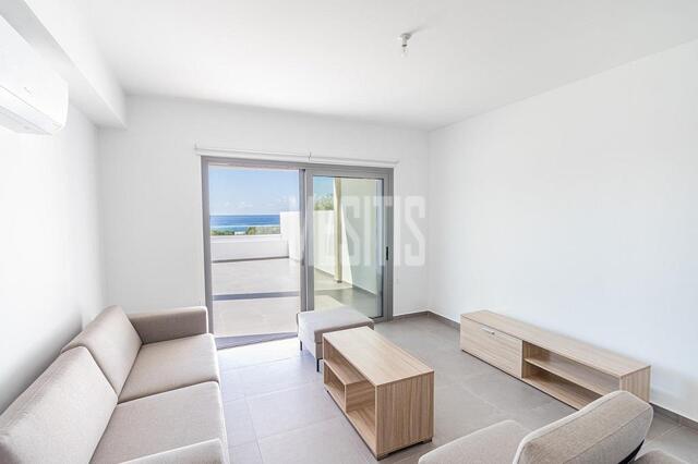apartment-25c92cf4-11b2-494b-82c0-ab4af27c2278_Wtr.jpeg