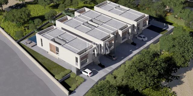 detachedHouse-7d813cbe-c738-429b-9534-d35843e6bf17_Wtr.jpeg