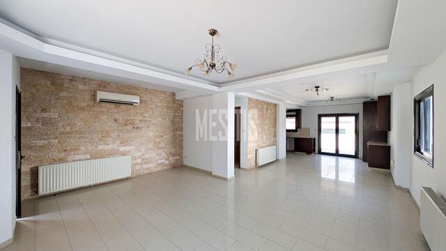 detachedHouse-c5503c9e-c129-4b25-9670-16d8b35130a6_Wtr.jpg