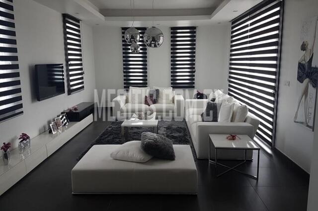 detachedHouse-8075651a-c88d-4b97-9f3e-a4064d299710_Wtr.jpg