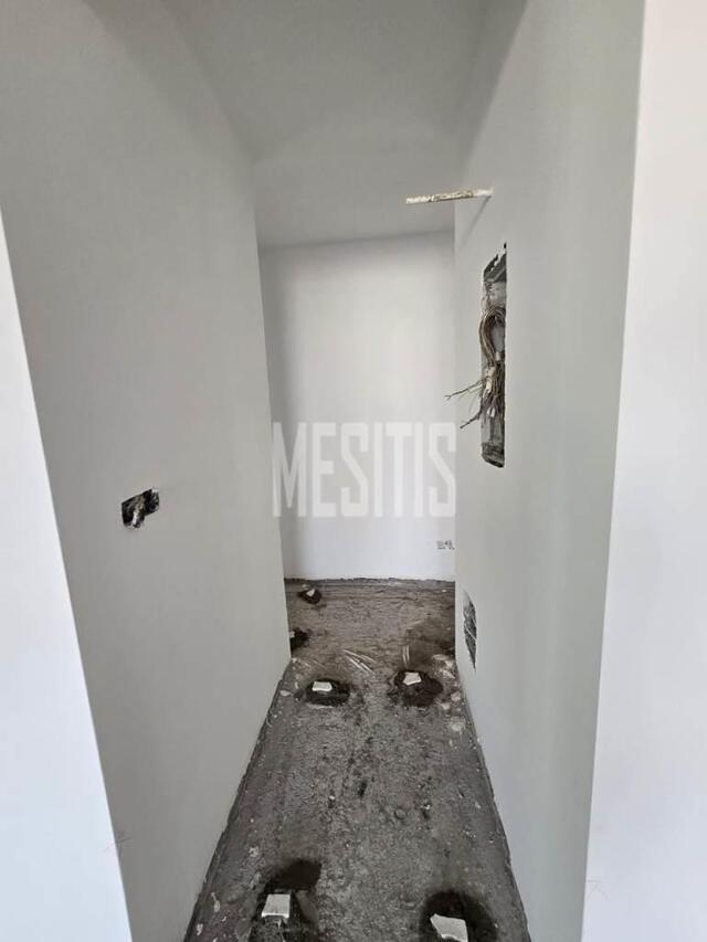 apartment-e9c84284-6bed-421a-bc3c-71746a062e83_Wtr.jpg