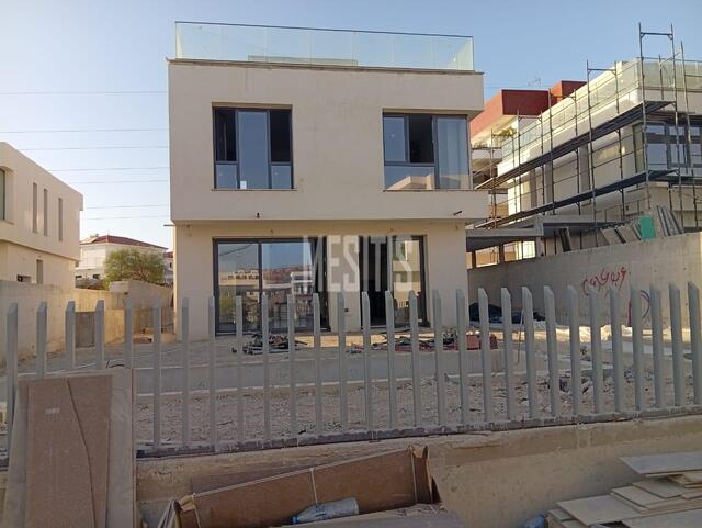 detachedHouse-79b5c995-86aa-4da2-a583-5d2b1dabaa91_Wtr.jpg