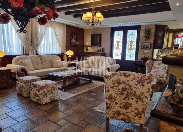 apartment-5e1445e7-fa3b-4712-b152-ee610fb5159f_Wtr.jpg