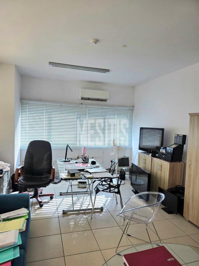 office-4b5befff-b5f5-4e1b-9868-8912999148a4_Wtr.jpg