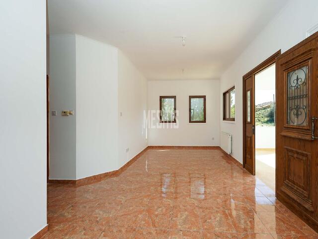 4 bedroom Detached house in Ergates Nicosia – photo 2