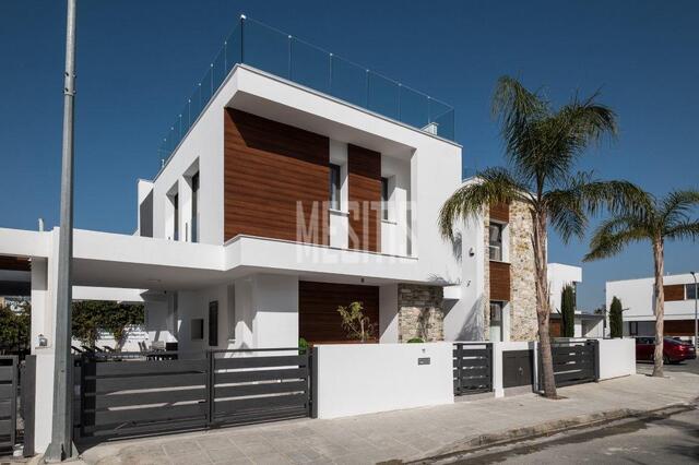 detachedHouse-7d79a6c9-25e4-410f-bc92-c9bd7ab0bdbc_Wtr.jpeg