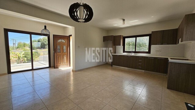 detachedHouse-8df7c681-fa43-4bd2-82b1-33362889cd7f_Wtr.jpg