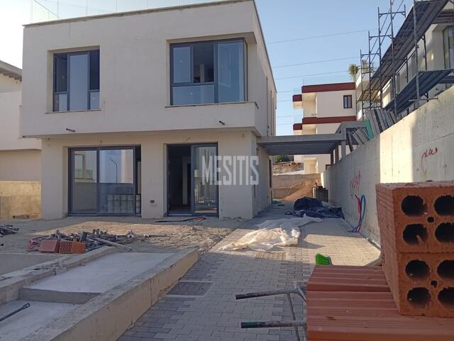 detachedHouse-e316ff18-0ae9-4a63-860e-3e4bccf18889_Wtr.jpg