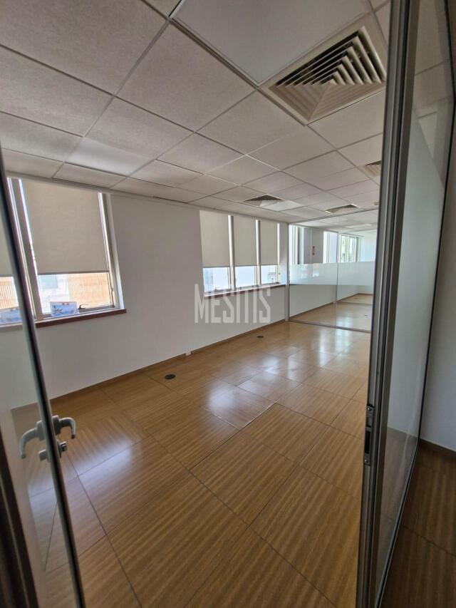 office-6dac40b5-51d7-4688-bbd2-05bdd315d81d_Wtr.jpeg