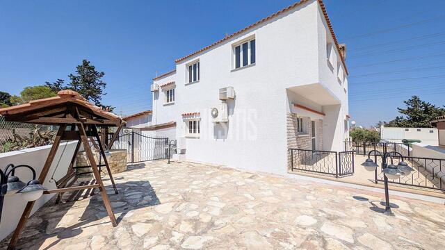 detachedHouse-c8163156-1e87-4d7a-a008-a3c5a36b9d59_Wtr.jpg