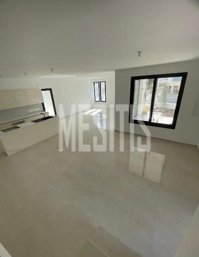detachedHouse-c95d2448-247c-416e-851c-b8235bf0d42f_Wtr.jpg