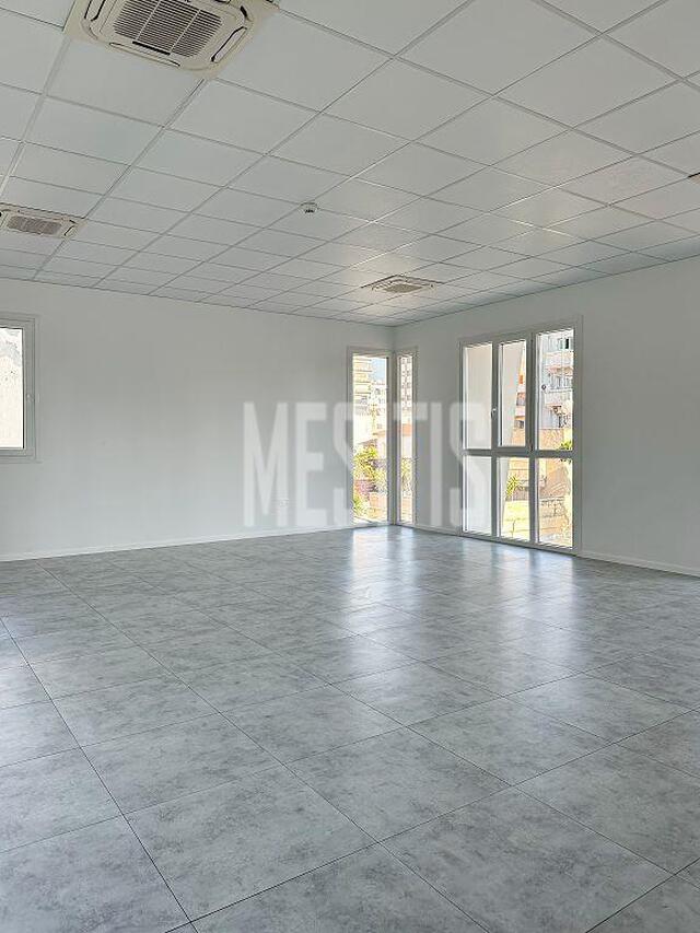 Modern office building for sale in a prime city-centre location | just 50 metres from the sea. – photo 1
