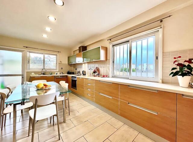 apartment-e70a93b7-cbbb-45e5-a736-3f32397e5369_Wtr.jpeg