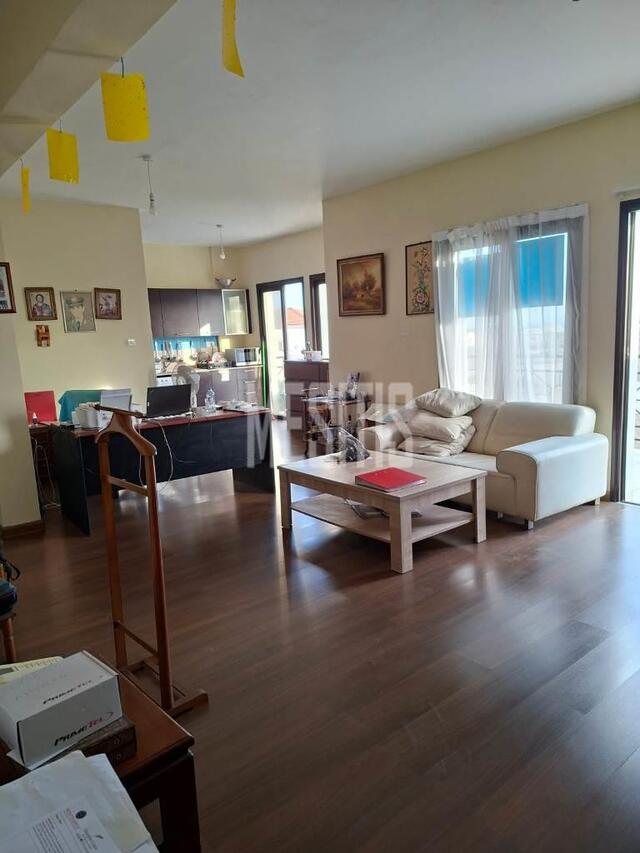 apartment-f060afba-3745-45a5-ac25-4e37a4512c53_Wtr.jpg