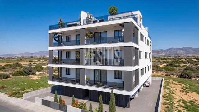 Modern and Spacious 2-Bedroom Penthouse With Roof Garden In A Prime Location In Larnaca – photo 1
