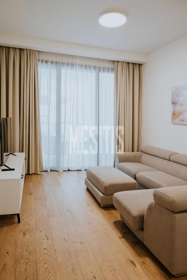 apartment-163e6a65-b282-47fc-b425-8adad45a7274_Wtr.jpeg