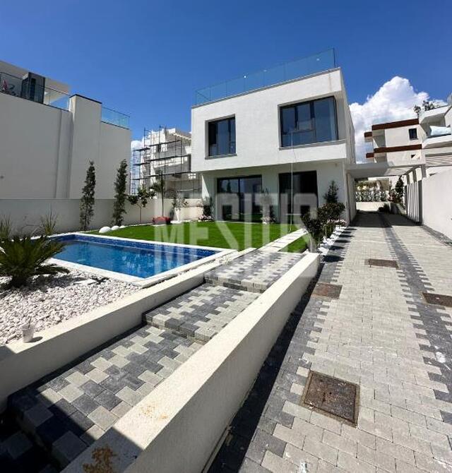 detachedHouse-35c41ab8-6911-4d4a-8ffd-d446179e95ea_Wtr.jpg