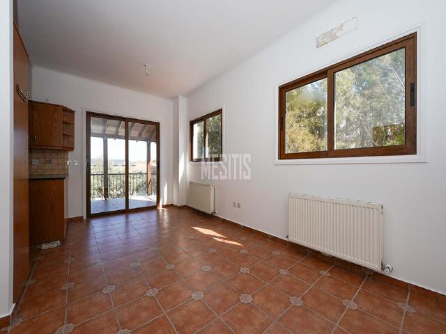 4 bedroom Detached house in Ergates Nicosia – photo 6