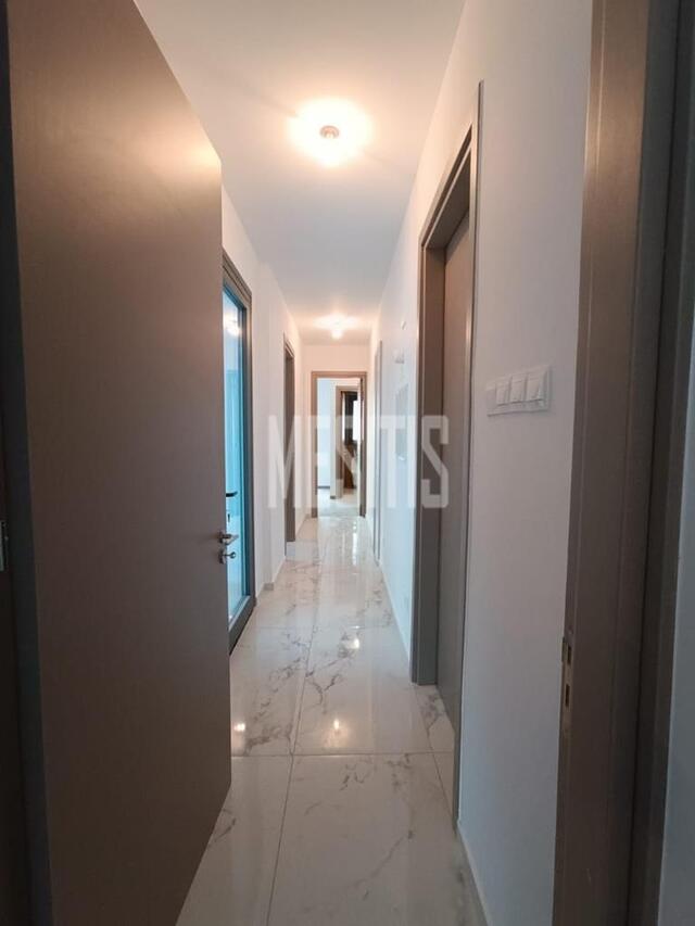 apartment-a5556a90-e7d4-4ced-8d2f-ac0990e845b6_Wtr.jpg