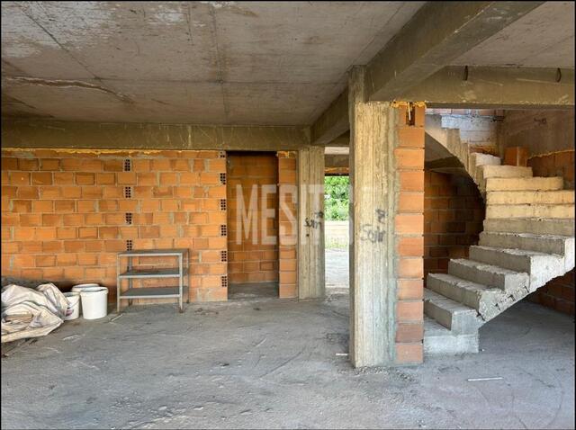 detachedHouse-adae6519-25fe-49ed-aa00-6e9805aec30f_Wtr.jpg