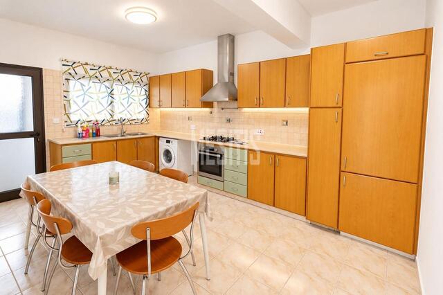 For Rent: Spacious 3 Bedroom Upper House with Attic in Mesa Geitonia – photo 3